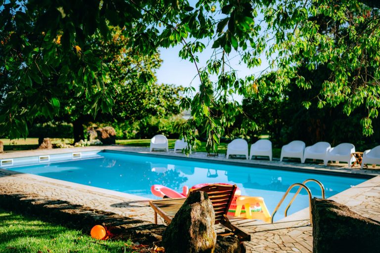 Ce trebuie sa stiu inainte sa instalez o piscina exterioara?